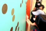 蔡英文办公室开放参观首日，陆客在贴板上写“九二共识”表祝福。（图片来源：台湾《联合报》） - News.Sina.com.Cn