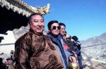 任西藏自治区党委书记的胡锦涛与十世班禅(左一) - News.Sina.com.Cn