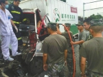 两车追尾司机被卡命悬一线 6退伍军人徒手挪车救人 - Sichuan.Scol.Com.Cn