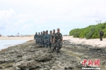 三沙警备区组织民兵对岛礁进行常态化巡逻。　李书兵 摄 - News.Sina.com.Cn