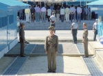板门店两侧的军事人员：朝鲜人民军（面对者）与韩国宪兵（背对者） - News.Sina.com.Cn