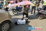 南充蓬安交警巡逻突遇事故 单膝跪地为其撑伞 - Sichuan.Scol.Com.Cn