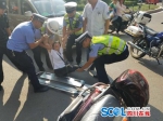 南充蓬安交警巡逻突遇事故 单膝跪地为其撑伞 - Sichuan.Scol.Com.Cn