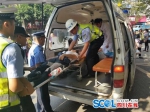 南充蓬安交警巡逻突遇事故 单膝跪地为其撑伞 - Sichuan.Scol.Com.Cn