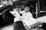安全员在验票后提示游客不要随意下车 - News.Sina.com.Cn