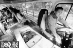 司机带着游客开大巴车进入猛兽区，并提醒游客不要抛投食物 - News.Sina.com.Cn