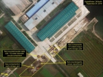 图中标识，黄色虚线区内被标注为部件堆放场，其中可以看到10米直径的大型部件，推测为耐压艇体肋材，此外还可以看到一些长31米的大型构件，照片拍摄于9月24日 - News.Sina.com.Cn