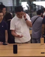 香港特首苹果店内排队体验iPhone7？梁振英回应 - News.Sina.com.Cn