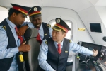 中方列车司机刘继（右）对埃塞俄比亚司机进行指导。 - News.Sina.com.Cn