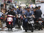 10月6日，参与“缉毒战争”行动的菲律宾警方人员骑着摩托车，在马尼拉一贫民区进行巡逻。 - News.Sina.com.Cn