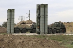 部署在叙利亚拉塔基亚省俄军基地的S-400导弹系统。（图片来源：新华/美联） - News.Sina.com.Cn