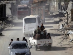 10月5日，反对派武装皮卡车行进在阿勒颇市一条街道上。（图片来源：新华/路透） - News.Sina.com.Cn
