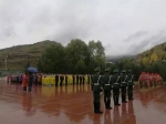 为了不能忘却的纪念 细雨中书记省长向红军长征纪念碑敬献花篮 - 人民政府