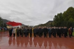 为了不能忘却的纪念 细雨中书记省长向红军长征纪念碑敬献花篮 - 人民政府