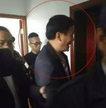 记者采访南京逃跑眼镜蛇去向被工作人员撂倒 - News.Sina.com.Cn