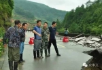 9月16日，党帅（左三）在当地台风致灾现场 - News.Sina.com.Cn