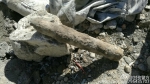 康定：民工清理涵洞 挖出一枚疑似炮弹的物体（图） - Sichuan.Scol.Com.Cn