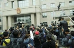 18日，某明星离婚案开庭前会议现场。（图片来源于网络） - News.Sina.com.Cn