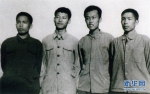 这是1973年上山下乡时期，习近平（左二）在陕西延川县。 新华社发 - News.Sina.com.Cn