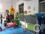 红花岗区试验幼儿园每个班级门口都摆放着小黑板，班主任把幼儿园的重要通知写在上面，提醒家长注意。（受访者供图） - News.Sina.com.Cn
