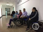 朵朵一家等待着法院开庭。（受访者供图） - News.Sina.com.Cn