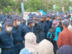 18日上午，日本警察与冲绳抗议民众对峙（冲绳时报 图） - News.Sina.com.Cn