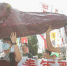 多个青年团体上午在“立法院”前集合，抬着象征年轻人的“血汗肝”走到民进党中央党部表达抗议。 图片取自台湾《联合报》 - News.Sina.com.Cn