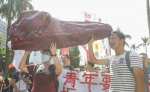 多个青年团体上午在“立法院”前集合，抬着象征年轻人的“血汗肝”走到民进党中央党部表达抗议。 图片取自台湾《联合报》 - News.Sina.com.Cn