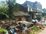 村民们指着楼房告诉记者：“搞电信诈骗的富了，老实人还在住土房。” - News.Sina.com.Cn