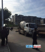 内江：罐车冲来 奶奶推开婴儿车自己被撞身亡 - Sichuan.Scol.Com.Cn