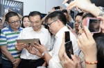 2014年7月4日，李克强在湖南考察从事动漫制作的拓维信息公司 - News.Sina.com.Cn