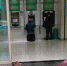 一农民工在进入银行前，脱掉鞋子，然后跪着去ATM机前进行操作。 - News.Sina.com.Cn