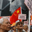 “反辱华反港独”大联盟26日在香港立法会大楼外集会，抗议两名年轻议员在宣誓仪式上使用辱国词语。(法新社) - News.Sina.com.Cn