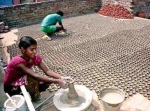 印度制做陶灯的手工业者据称受益 - News.Sina.com.Cn