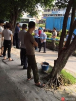 警察正在现场调查，现场挤满了围观的群众。 - News.Sina.com.Cn