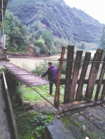 惊险！通江村民踩着钢索过河出村 整座桥都在晃 - Sichuan.Scol.Com.Cn