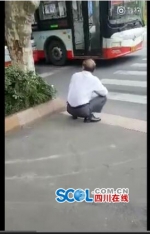 成都离奇车祸:男子钻公交车被碾身亡 路人视频记录 - Sichuan.Scol.Com.Cn