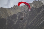 史上首次滑翔伞飞越6250米"蜀山皇后"幺妹峰 - 四川日报网