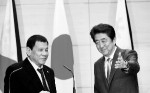 日本首相安倍晋三（右）２６日与来访的菲律宾总统杜特尔特举行会谈 - News.Sina.com.Cn