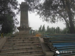 ▲谢臣纪念碑现状，周边堆满建筑材料和杂物。    家属供图 - News.Sina.com.Cn