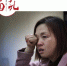 10月27日，洛阳，王娜娜的广告店内。王娜娜讲到自己的大学梦时，流下眼泪。 新京报记者 尹亚飞 摄 - News.Sina.com.Cn