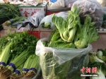 北京某便民超市销售的蔬菜。中新网 邱宇 摄 - News.Sina.com.Cn