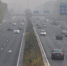 11月5日早晨，北京大雾弥漫，部分地区出现能见度不足200米的强浓雾。同时中到重度霾持续。北京市气象台11月4日晚21时发布大雾橙色预警信号，预计至11月5日早晨本市大部分地区有能见度小于200米的浓雾，局地能见度小于50米。中新网记者 金硕 摄 - News.Sina.com.Cn