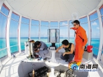 航标人员在维护保养灯塔。 - News.Sina.com.Cn