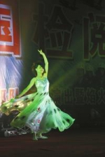 2009年时跳孔雀舞的余旭。（北部战区空军供图） - News.Sina.com.Cn