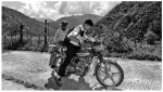 桑基甲(右)用借来的摩托车带着当事人去村委会解决矛盾纠纷。 - 四川司法警官职业学院