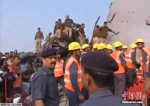 　　印度铁道警方和当地一些自发群众已赶往现场，试图将被困人员救出车厢外；医护人员也前往现场提供紧急救助，并将被救出的伤者送往医院接受检查。 - News.Sina.com.Cn