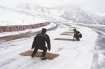 点赞！松潘交警冒严寒 冰雪路上保安全 - 四川日报网