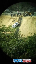 轿车险些滑入金沙江，攀枝花一司机吓得…… - Sichuan.Scol.Com.Cn