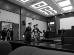 贾氏夫妇被带进法庭。 - News.Sina.com.Cn